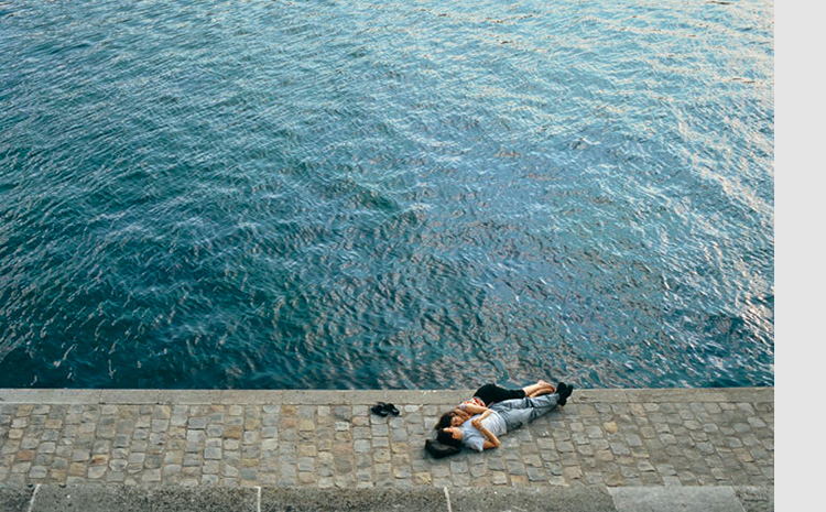Photograph of lovers along the Seine